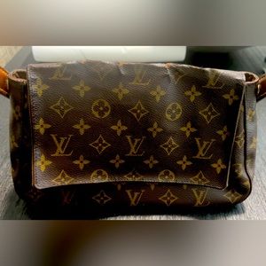 Authentic LOUIS VUITTON
Monogram Mini Looping (As Is)